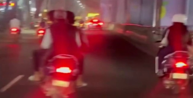 
	பெங்களூருவில் கொந்தளிப்பு...! இரவு சாலையில் இளம்பெண்ணை துரத்திய 3 இளைஞர்கள்…! - வைரலான வீடியோ  - Seithipunal
