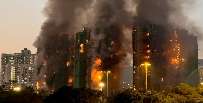 
	ஹாங்​காங் அடுக்குமாடிக் குடியிருப்பில் பயங்கரத் தீ விபத்து: உயிரிழப்பு 128 ஆக உயர்வு! - Seithipunal
