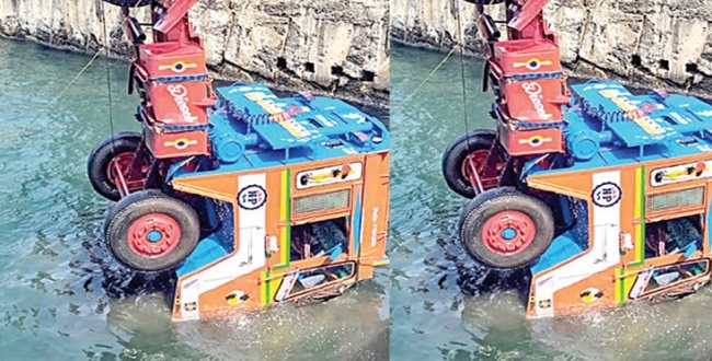 
	சென்னை துறைமுகத்தில் பரபரப்பு: கேபின் உடைந்து கடலில் விழுந்த லாரி டிரைவர் உயிரிழப்பு...! - Seithipunal
