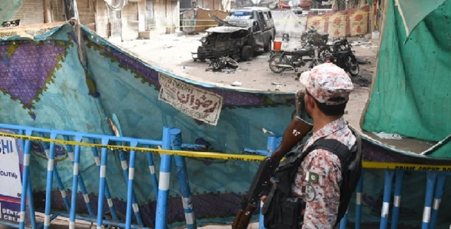 
	பாகிஸ்தானில் சோதனைச் சாவடியில் பயங்கரவாத தாக்குதல்; 06 ராணுவ வீரர்கள் மற்றும் 02 பயங்கரவாதிகள் பலி..! - Seithipunal
