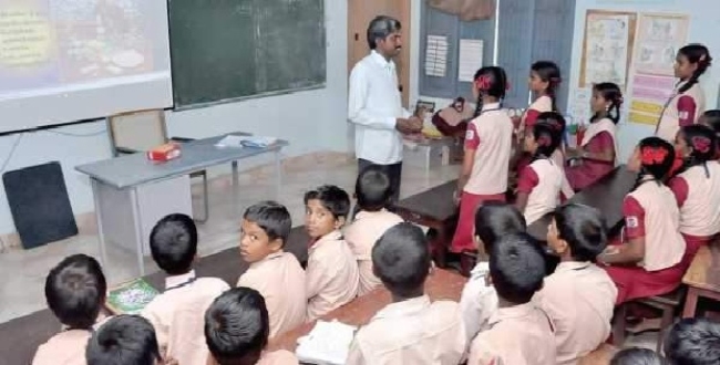 
	ஆசிரியர் மறைவுக்குப் பின் குடும்பம் தவிக்கும் நிலை...! பழைய பென்ஷன் மீண்டும் வேண்டுமென போராட்ட குரல்...! - Seithipunal
