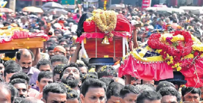 
	நாளை ஜனவரி 14; சபரிமலை மகர ஜோதி திருவிழா: பந்தளத்தில் இருந்து புறப்பட்ட திருஆபரணம்..! - Seithipunal
