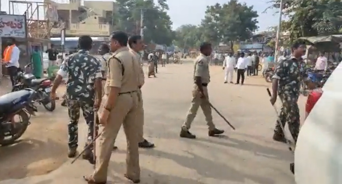 வாக்குச்சாவடியை முற்றுகையிட முயன்ற பாஜகவினர் மீது போலீஸ் தடியடி ...