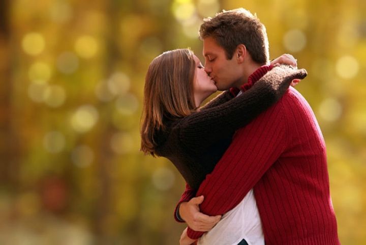 kiss, lip lock, couple enjoy, lovers kiss, husband wife kiss, முத்தம், தாம்பத்திய முத்தம், lip lock seithpunal, kiss seithipunal,  