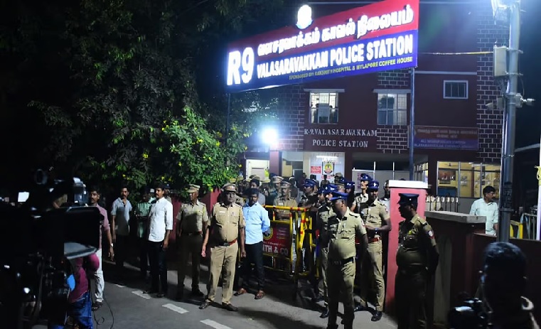 சீமானிடம் விசாரணை நிறைவு; ''நடிகை வைத்திருந்தது காதல் அல்ல, கண்றாவி.''  சீமான் பேட்டி..! - Seithipunal