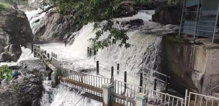 Tourists are upset Bathing in Okenakkal banned for 5th day