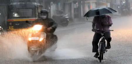 Heavy rain in Chennai and Motorists suffer