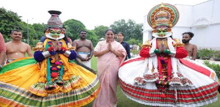 delhi cm celebrate onam festival in office