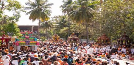 Adiyogi and  Shiva devotees came on foot to Isha with sixty three chariots