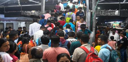 eight peoples injured in west bengal railway station for crowd